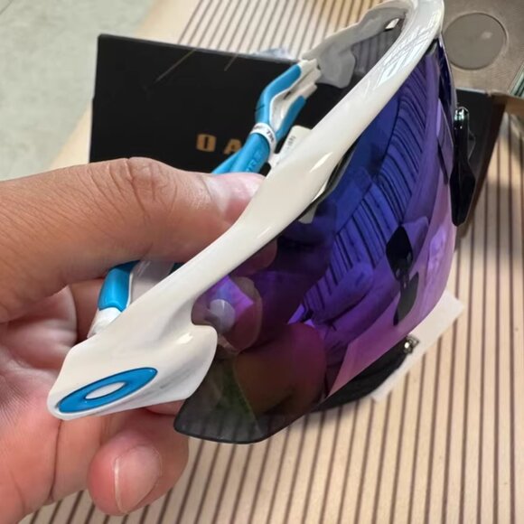 Oakley Sports Sunglasses - Blue Lens & White Frame - Picture 3 of 4